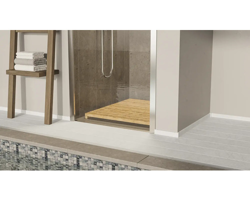 Badezimmer mit Dusche, Holzrost und Handtuchhalter