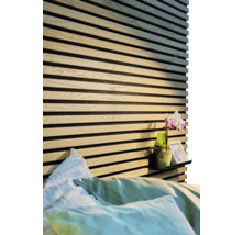 Chambre à coucher avec panneaux muraux, table de chevet et lit