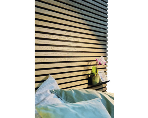 Chambre à coucher avec panneaux muraux, table de chevet et lit