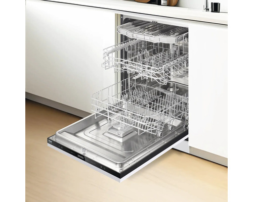 Lave-vaisselle ouvert avec plusieurs paniers à vaisselle dans une cuisine moderne