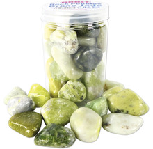 Galets décoratifs en jade vert dans un récipient