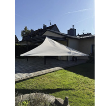 Voile d'ombrage sur terrasse avec pelouse