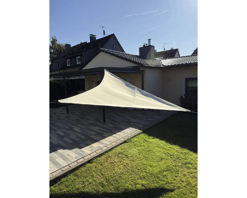 Protection solaire en toile sur une terrasse avec jardin