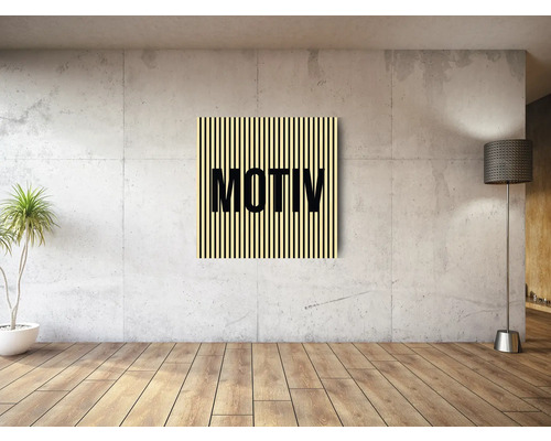 Salon avec tableau à motif, lampadaire et plante d'intérieur