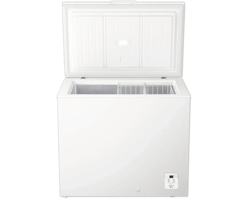 Offene weisse Gefriertruhe mit Körben