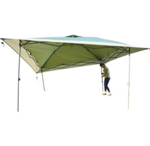 Tente pliante avec une femme en train de la monter