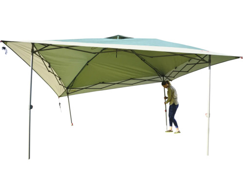 Tente pliante avec une femme en train de la monter