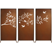 Dekorativer Raumteiler mit Baum- und Vogelmotiven für den Innenbereich
