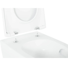 Gros plan de toilettes avec abattant ouvert