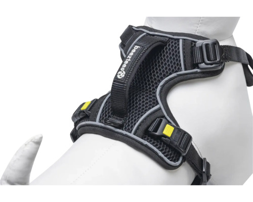 Harnais noir pour chien avec matériau en maille et sangles réglables.
