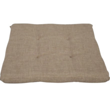 Stuhlkissen aus Stoff mit Knöpfen