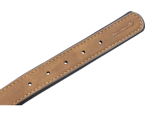 Detailansicht eines Hundehalsbands mit Löchern und dem Beeztees Logo.