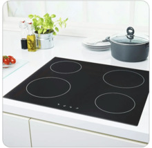 Table de cuisson vitrocéramique noire avec quatre zones de cuisson dans une scène de cuisine.