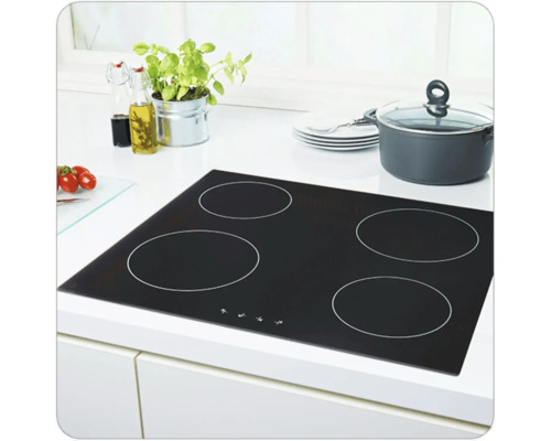 Table de cuisson vitrocéramique noire avec quatre zones de cuisson dans une scène de cuisine.