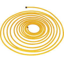 Gelber Bewässerungsschlauch aufgerollt