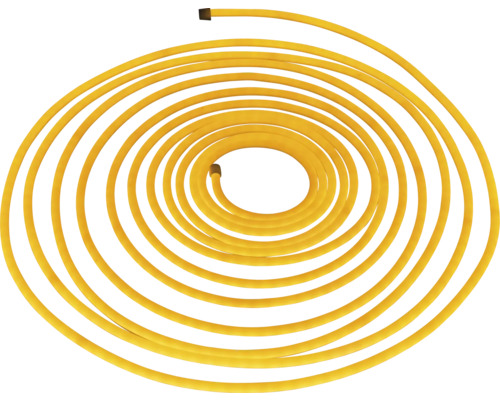 Gelber Bewässerungsschlauch aufgerollt