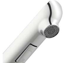 Vue détaillée d'un robinet chromé