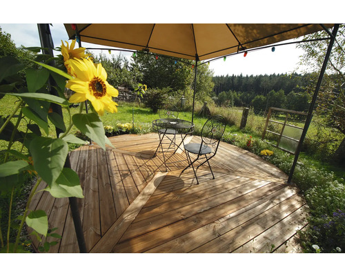 Scène de jardin avec terrasse en bois, pavillon, table et chaises de jardin