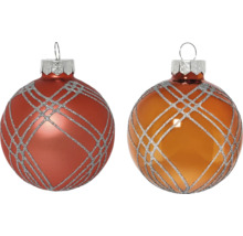 Zwei Weihnachtskugeln mit Rautenmuster