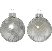 Zwei silberne Weihnachtskugeln mit Glitzerlinien