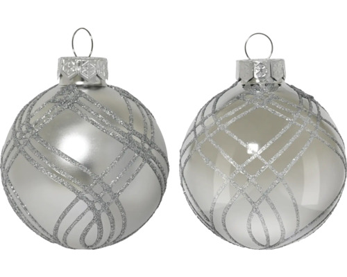 Zwei silberne Weihnachtskugeln mit Glitzerlinien