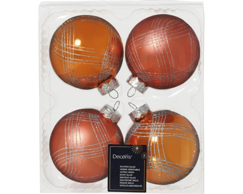 Vier orangefarbene Weihnachtskugeln aus Glas mit silbernem Karomuster in Verpackung