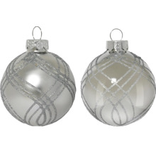 Zwei silberfarbene Weihnachtskugeln mit Glitzerlinien