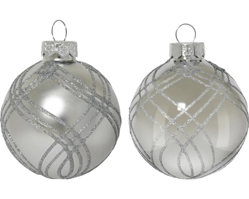 Zwei silberfarbene Weihnachtskugeln mit Glitzerlinien