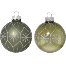 Zwei Christbaumkugeln mit Schneeflockenmuster