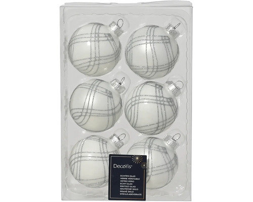 Sechs weisse Weihnachtskugeln aus Glas mit silberfarbenem Karomuster in einer transparenten Verpackung