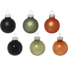 Verschiedenfarbige Christbaumkugeln mit Aufhängern