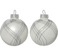 Zwei Christbaumkugeln mit silberfarbenem Karomuster