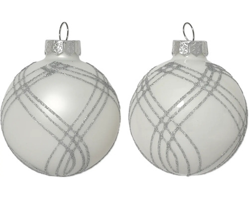 Zwei Christbaumkugeln mit silberfarbenem Karomuster