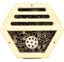 Hôtel à insectes en bois avec différents matériaux de remplissage pour différentes espèces d'insectes