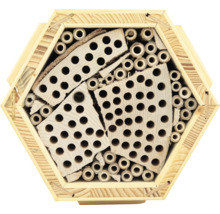 Hôtel à insectes en bois avec divers matériaux de nidification