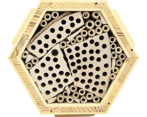 Hôtel à insectes en bois avec divers matériaux de nidification