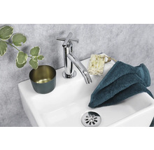 Modernes Waschbecken mit Armatur, Seife, Handtuch und Becher