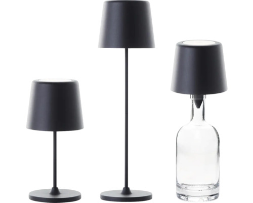 Akku Tischlampe Kaami schwarz höhenverstellbar mit Flaschenaufsatz Drei verschiedene Lampen mit schwarzem Lampenschirm, eine davon auf einer Glasflasche