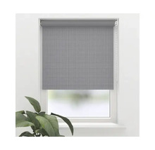 Graues Rollo am Fenster zur Lichtregulierung.