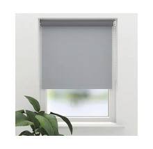 Graues Rollo am Fenster zur Lichtregulierung