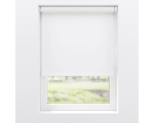 Store enrouleur blanc sur fenêtre pour la régulation de la lumière