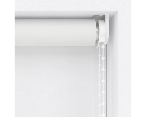 Detailansicht eines weissen Rollos mit Kettenzug zur Fensterdekoration