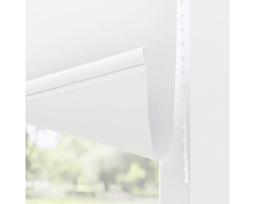 Weisses Rollo mit Kettenzug vor einem Fenster