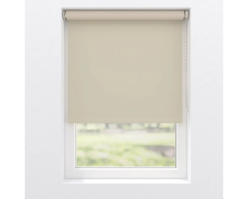 Fenster mit beigem Rollo