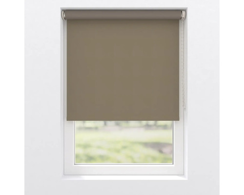 Blick auf ein Fenster mit einem grauen Rollo