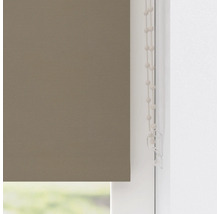 Braunes Rollo mit Bedienkette am Fenster