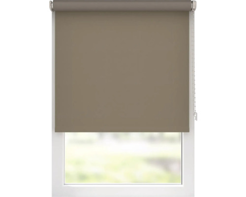 Fenster mit heruntergelassenem Rollo