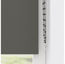 Blick auf ein graues Rollo mit Bedienkette am Fenster