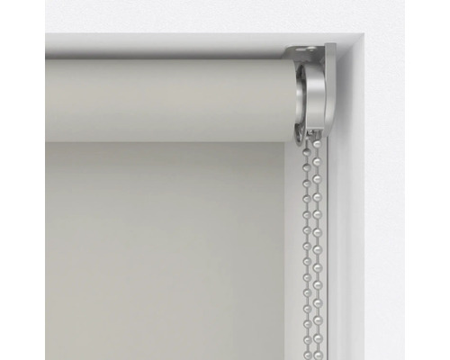 Detailansicht eines Rollos mit Kettenzug am Fenster