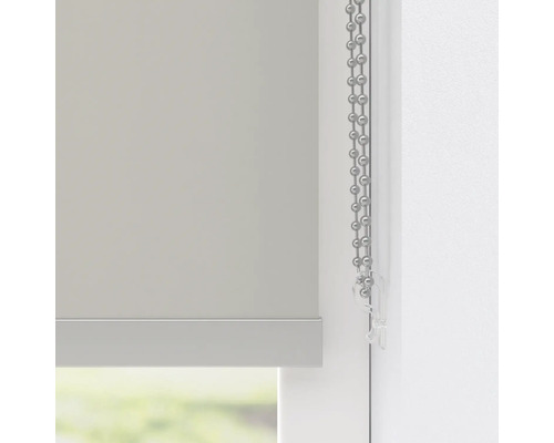 Graues Rollo mit Kettenzug am Fenster
